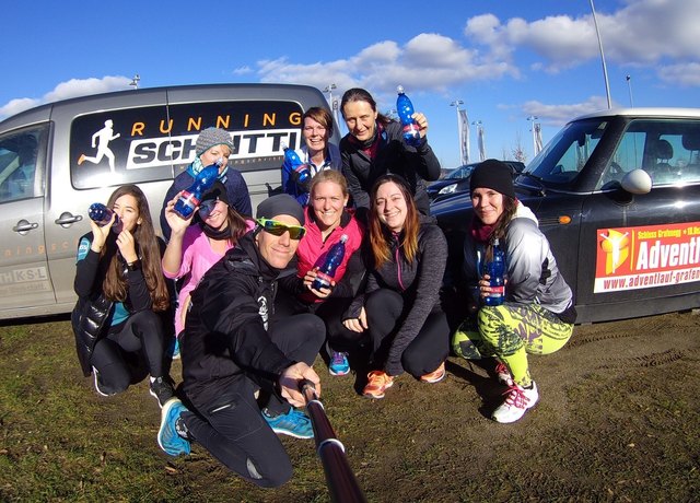 Die Frauenlauf-Trainingsgruppe 2017 mit Laufexperte Werner "Running Schritt" Schrittwieser ist bereit für die Kuksport-Laufevents, wie dem NÖ CityRun in Krems am 23. Mai 2017