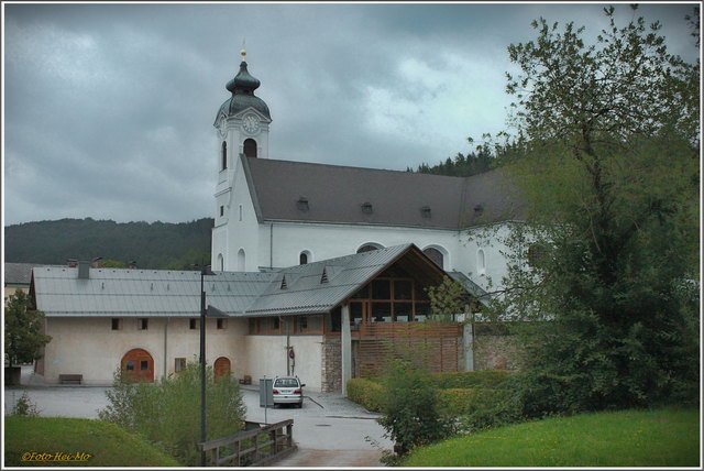 Eingebettet in schöner und waldreicher Gegend liegt der winzige Ort Klein-Mariazell, dominiert von der Basilika.