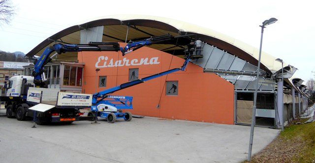 Bereits am Tag nach dem Saisonende in der Kundler Eishalle begannen die Sanierungarbeiten an der 20 Jahre alten Halle. | Foto: Haun