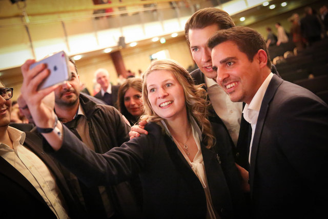 Selfie mit Außenminister Sebastian Kurz und NR Asdin El Habbassi in St. Johann