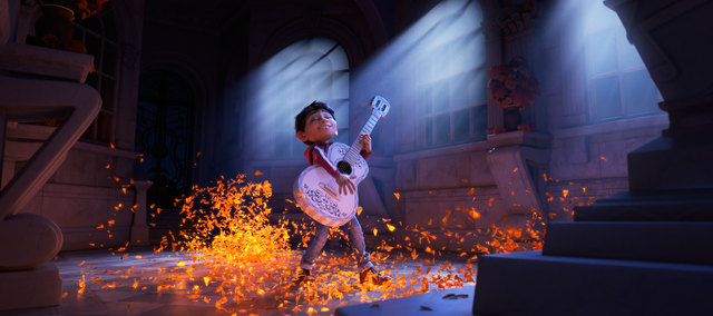 Progression Image 3 of 3: Final Frame..ASPIRING MUSICIAN — In Disney•Pixar’s “Coco,” Miguel (voice of newcomer Anthony Gonzalez) dreams of becoming an accomplished musician like the celebrated Ernesto de la Cruz (voice of Benjamin Bratt). But when he strums his idol’s guitar, he sets off a mysterious chain of events. Directed by Lee Unkrich, co-directed by Adrian Molina and produced by Darla K. Anderson, “Coco” opens in theaters Nov. 22, 2017. | Foto: ©2016 Disney•Pixar