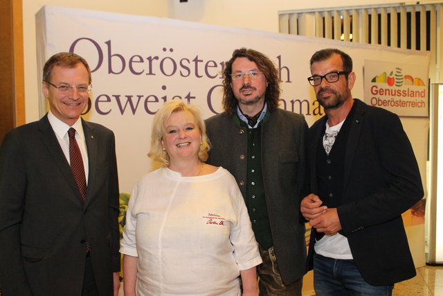 Landeshauptmann Stv. Thomas Stelzer, Sabine und Michael Otte, Bio-Gärtner Karl Ploberger (v.li.).