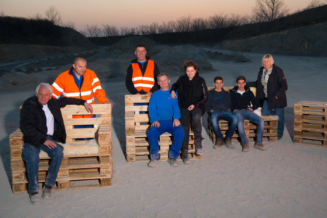 Franz Winter sen. mit Johann Bejera, Milan Gal, Dragan Jovanovic, Andrea, Johannes, Jakob und Helga Winter (vlnr). | Foto: Winter Möbel