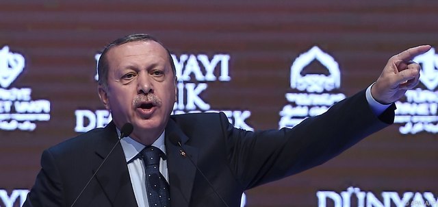 TOPSHOT - Turkish President Recep Tayyip Erdogan gestures as he speaks in Istanbul on March 12, 2017..Turkey's President Recep Tayyip Erdogan on March 12 threatened that the Netherlands would "pay a price" after expelling a Turkish minister from the country. / AFP PHOTO / OZAN KOSE