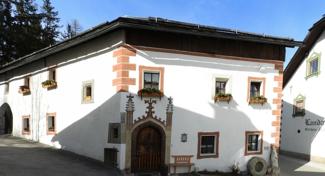 Das Putzhaus wurde im 15. Jahrhundert erbaut. Es grenzt an die Fleischerbrücke, darunter fließt die Taurach durch. Hier wurden damals die Innereien geschlachteter Tiere geputzt. Rechts an der Hausecke befinden sich uralte Fundstücke aus der Römerzeit, ein Meilenstein und ein steinerner Wasserbehälter als Pferdetränke.
