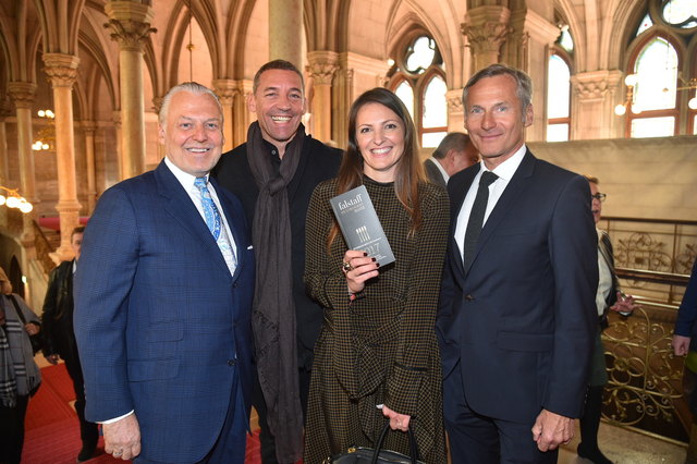 "Taubenkobel"-Koch Alain Weissgerber (2.v.l.) und Barbara Eselböck-Weissgerber freuen sich über den zurückeroberten ersten Platz im Burgenland | Foto: Falstaff/Andreas Tischler