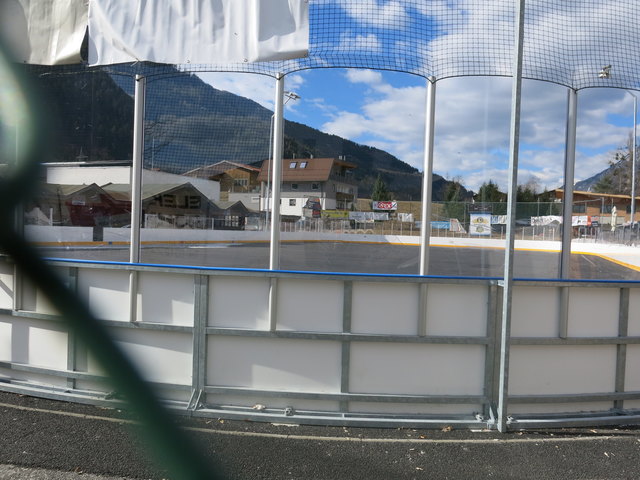 Bei Sonnenschein und warmen Temperaturen ist klare Sicht garantiert. Im Winter waren die neuen Scheiben in der Eisarena Silz dauernd beschlagen. | Foto: Peter Leitner