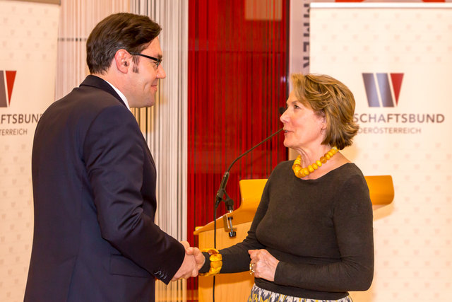 Gratulation zur Neubestellung von Landesgruppenobfrau Präsidentin Sonja Zwazl an Obmann Andreas Hager | Foto: Foto: WK