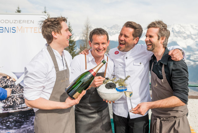 Sie kochten mit Freude und Leidenschaft: Die erste Auflage der Veranstaltung "Gaumenfreuden auf zwei Brettl'n" auf der Reiteralm sorgte sichtlich für gute Laune. | Foto: KK