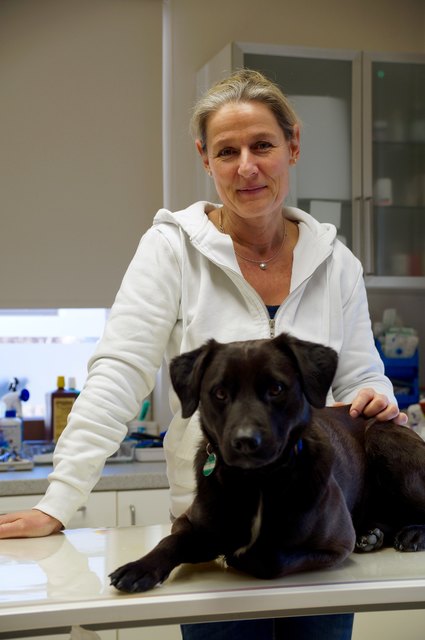 Kilbs Tierärztin Gudrun Gumsej mit Hund Keeko.