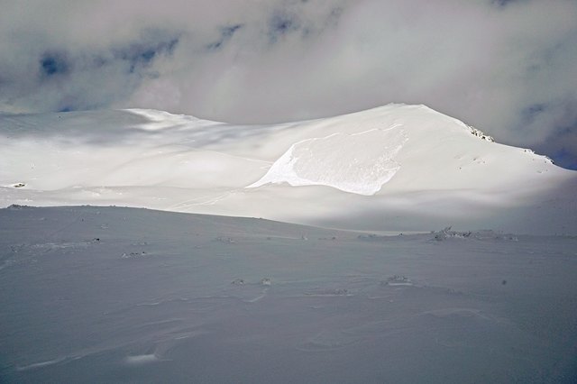 Bei den erwarteten Wetterbedingungen am Wochenende kann bereits eine geringe Zusatzbelastung ein Schneebrett auslösen. | Foto: Naturfreunde Österreich / Ulf Edlinger