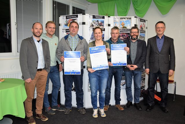 GF Stefan Niedermoser (l.), Obmann-Stv. Stefan Jöchl (2.v.r.) und Obmann Sebastian Eder (r.) mit den anwesenden Projektträgern 2016 (v.l.) GF Armin Kuen und Andreas Kals (TVB Pillerseetal), Marije Moors (St. Johann), Bgm. Konrad Walk (Hochfilzen).