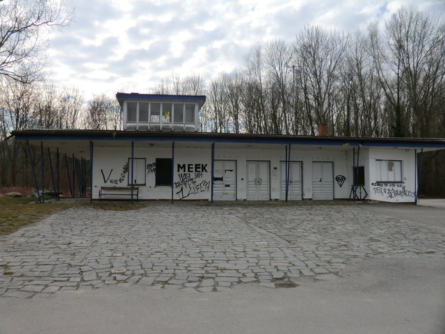 Aufgebrochene Türen und Fenster, Müllansammlungen und Graffitis, so findet man das alte Schifffahrtsgebäude momentan vor. | Foto: Blecha