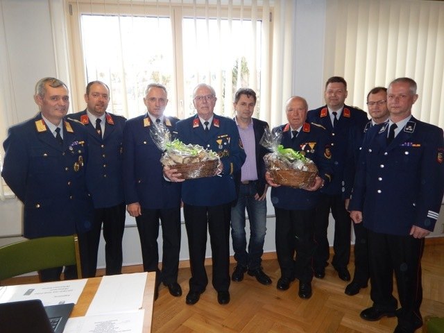 Erstmalig in der Geschichte der FF Guttaring wurden zwei Kameraden für ihre 60-jährige Mitgliedschaft geehrt. Hubert Bornik und Johann Wieland nahmen die Auszeichnung mit Stolz entgegen | Foto: KK