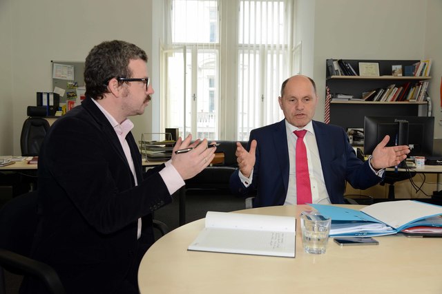 "Die Wirtschaft braucht eine Flexibilisierung. Man muss dann arbeiten, wenn man Arbeit hat." - Innenminister Sobotka im Interview mit Bezirksblätter-Chefredakteur Oswald Hicker | Foto: Markus Berger
