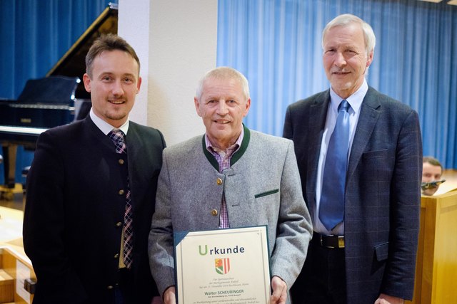 Vizebürgermeister Jürgen Schinagl, Walter Scheuringer und Bürgermeister Peter Pichler. | Foto: HAslinger