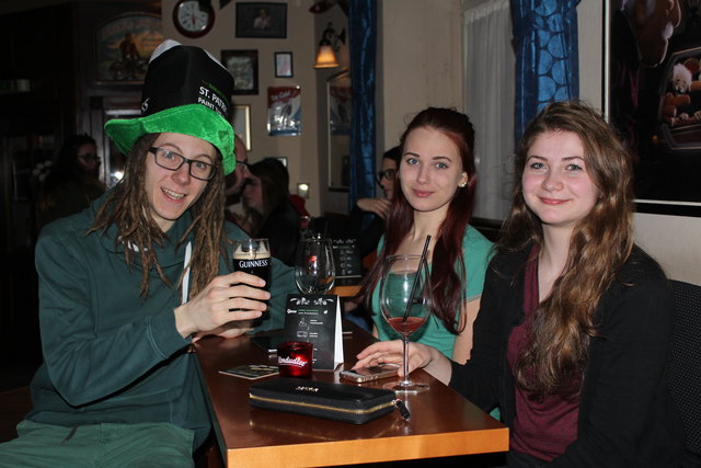 Valentin Becker, Christina Prügl und Victoria Wiener fassten die ersten Goodies aus