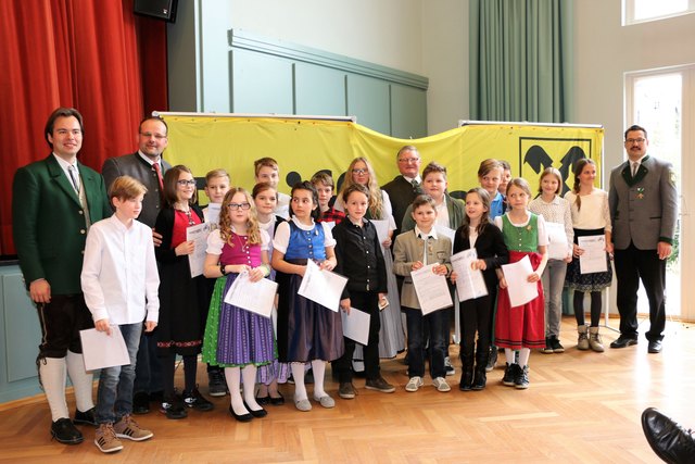 Robert Trummer, Hannes Pirstinger (links) und Johann Kollegger (rechts) gratulieren den Absolventen zum mit Auszeichnung bestandenen Juniorabzeichen. | Foto: Fischer