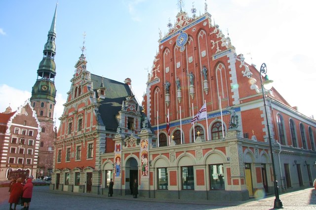 Rigas Rathausplatz mit dem Schwarzhäupterhaus und der Kirche St. Petri | Foto: © Thomas Wolff