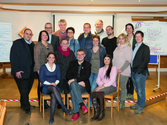 Die Projektgruppe mit dem Initiator Laurentius Mayerhofer (sitzend Mitte) und Projektleiterin Kathrin Stich (links sitzend). | Foto: Macherfotografie