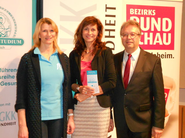 Physiotherapeutin Margit Weidinger von der FH für Gesundheitsberufe und Manfred Prömer, leitender Arzt bei der OÖGKK mit Mini Med-Moderatorin Christine Radmayr (mitte). | Foto: Mini Med