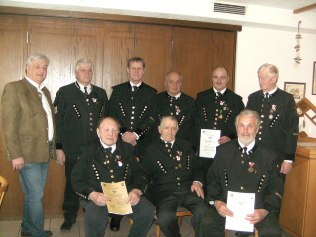 Stehend (v.l.): Bürgermeister Friedrich Neuhofer, Obmann Alois Hiptmair, Pfarrer Karl Stockinger, Johann Plursch, Gerhard Schrank, Josef Pohn; sitzend (v.l.): Johann Gröstlinger, Josef Huber, Herbert Niederwimmer | Foto: Bergknappenverein