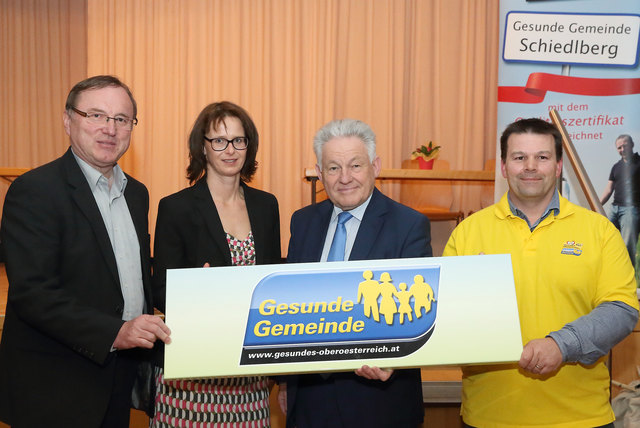 Bürgermeister Johann Singer,  Andrea Schaden (Regionalbetreuerin Steyr-Land), Landeshauptmann Josef Pühringer und Helmut Weidinger (Arbeitskreisleiter Gesunde Gemeinde (v. li.). | Foto: Land OÖ - Kraml