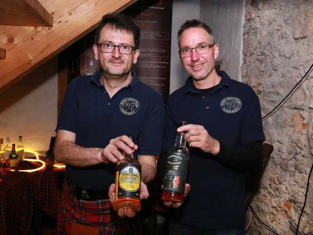 Hinter der Kultbar vom Whisky Circle Pinzgau: Rainer Edlinger und Edwin Heger boten edle Tropfen an.