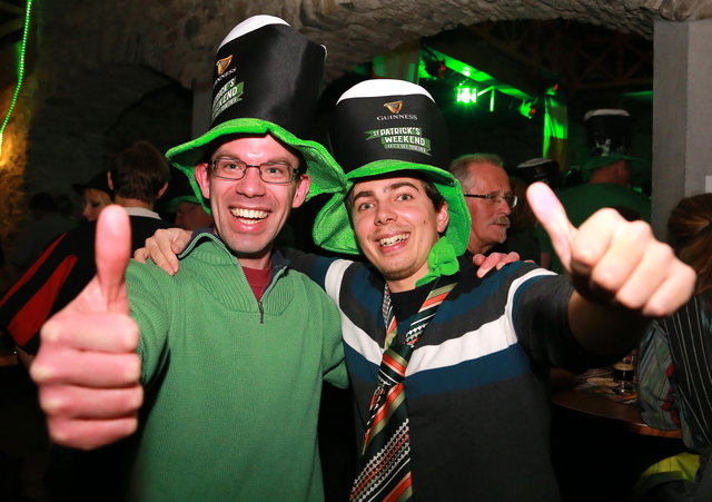 Daumen hoch auf die Paddy Night: Reinhard Barth und Manfred Bruckner.