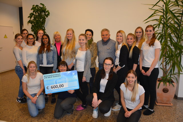 Die fleißigen Müsliproduzentinnen der 3FWa überreichen den Scheck mit dem Projektgewinn an Margit Trauner für den Behindertensportverein Pinzgau.     Foto: Beate Steiner