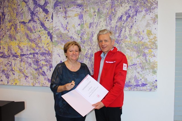 Volksschuldirektorin Isabella Wertner erhielt von Rudolf Luipersbeck das Dienstjahresabzeichen in Gold. | Foto: Rotes Kreuz