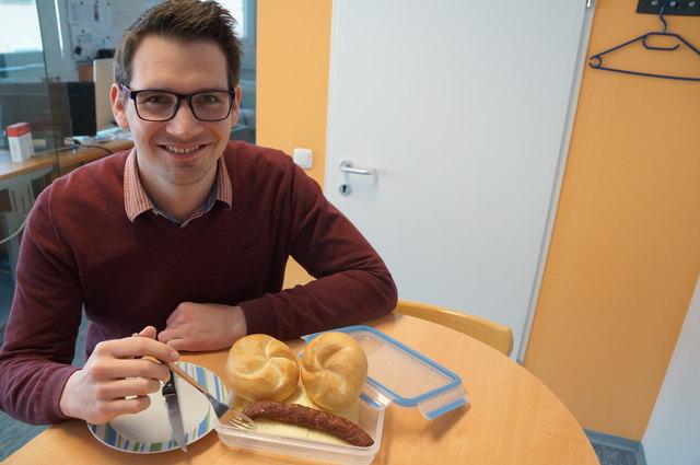 BB Redakteur Alexander Holzmann verzichtet in der Mittagspause auf Verpackungsmaterial.