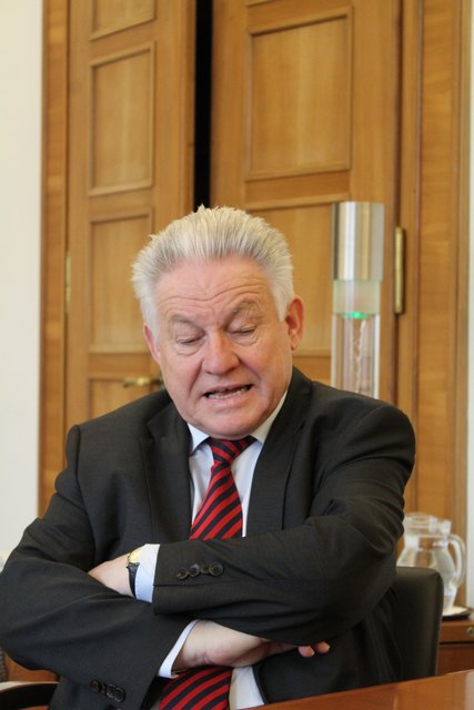 "Es war ein Fehler mit dem Schnellschuss des Abrisses der Brücke", sagt er über die Vorgehensweise bei der Eisenbahnbrücke.