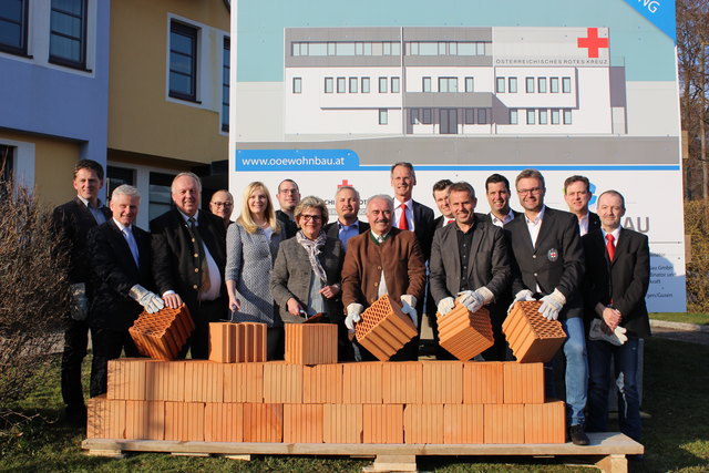 Politik, Wirtschaft und Führungskräfte des Roten Kreuzes geben offiziell den Startschuss für die Generalsanierung des Rotkreuzgebäudes in Gmunden.