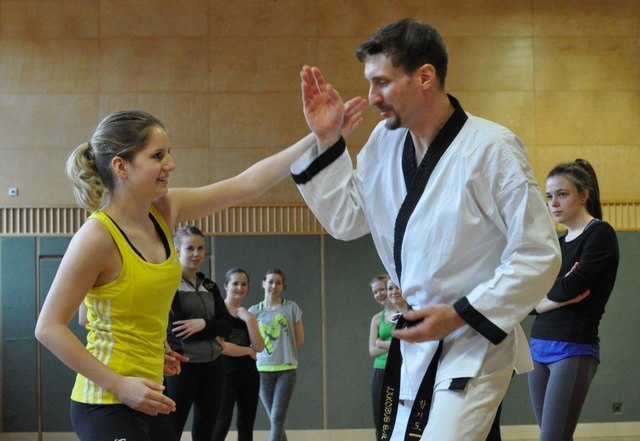 Mag.Jakobus Sales-Reichartzeder mit einer Schülerin