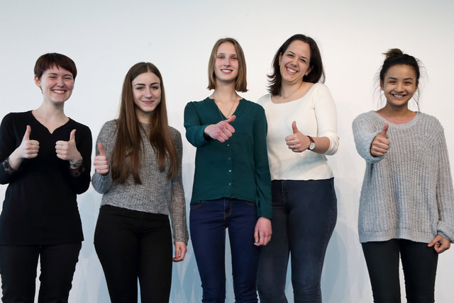 Die Linzer Siegerin Jennifer Nuchangpuak (re.) mit den anderen Gewinnerinnen (von rechts) Nina Michlmayr (SWITCH Englisch – Spanisch), Sarah Franjic (Italienisch), Yvonne Steindl (Spanisch) und Sarah Emhofer (Französisch). | Foto: Land OÖ/Kauder
