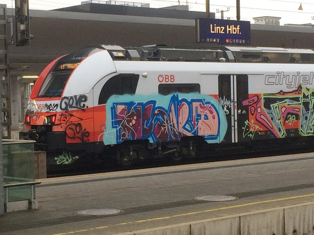 Sinnlose Zerstörung: So sieht aktuell einer der Cityjets auf der Summerauerbahn aus.