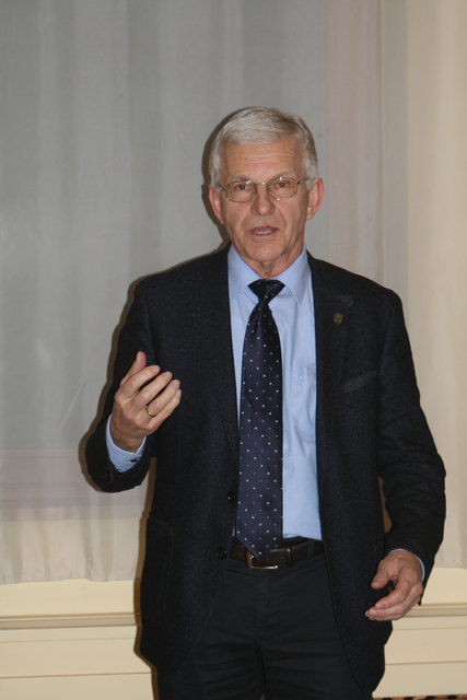 Dir. Bgm. Franz Derler bedankt sich bei Hubert Reitbauer für die Zusammenarbeit