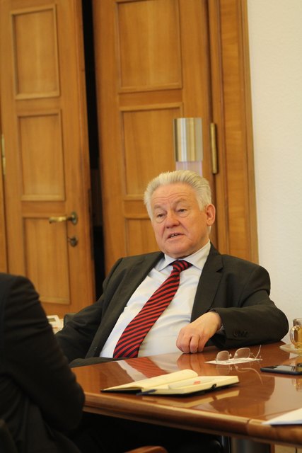 "Ich bin sehr froh, dass man als Landeshauptmann sehr vielen Menschen helfen kann. Bei meiner Tür sind viele Menschen mit mehr Hoffnung hinausgeganen, als sie hereingekommen sind", sagt Pühringer.