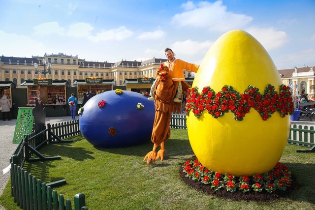 Roberta Huhn ist am Ostermarkt vor dem Schloss Schönbrunn für und mit den Kindern unterwegs. | Foto: Foto Fally