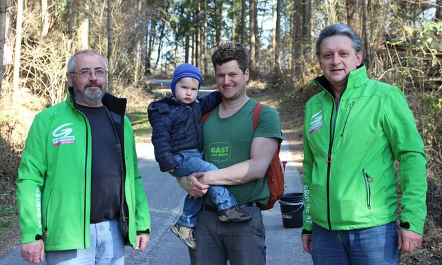 Werner Kammel, Martin Holzer und Günter Lesny (v.l.) freuen sich über den neuen Amphibienschutzzaun. | Foto: Stefan Samonig