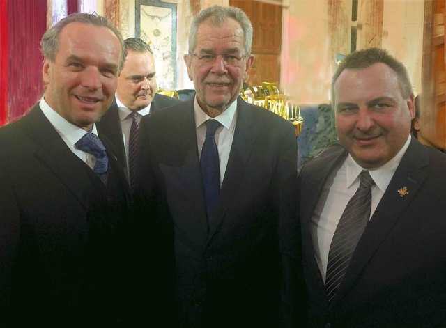 Tiroler Trio in der Hofburg Wien: Bundespräsident Alexander Van der Bellen mit Johannes Ausserladscheiter (links) und Martin Reiter (rechts). Im Hintergrund Verteidigungsminister Mag. Hans Peter Diskozil.