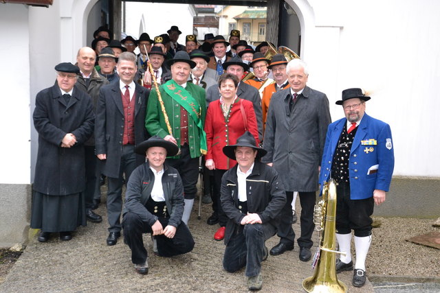 Die Josefikapelle und die Zimmermannsleute mit Pfarrer Pater Severin Ritt, den Panoramahöhenweg-Sprechern Gottfried Wagner und Gerhard Krenn, Eisenstraße-Obmann Andreas Hanger, der Sonntagberger Vizebürgermeisterin Heide Maria Polsterer und dem Ybbsitzer Bürgermeister Josef Hofmarcher.