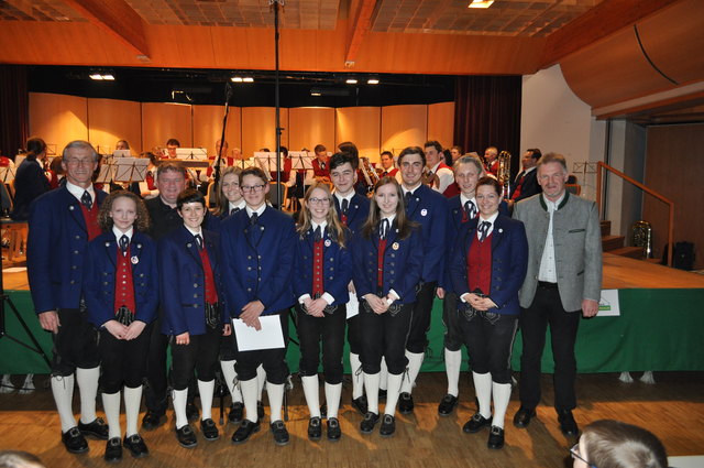 Die Musiker des MV St. Georgen freuen sich nicht nur über ein gelungenes Konzert sondern auch über viele Abzeichen und Auszeichnungen. | Foto: Musikverein St.Georgen