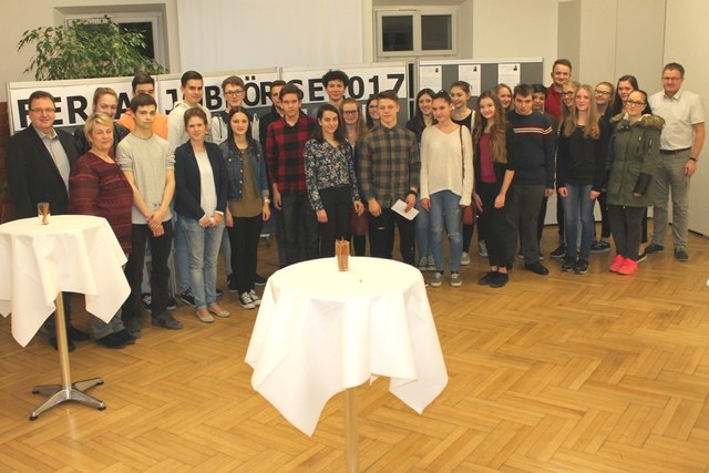 Gemeinderätin Cornelia Waltl konnte einige Jugendliche und deren Eltern in der Gemeinde begrüßen. | Foto: KK