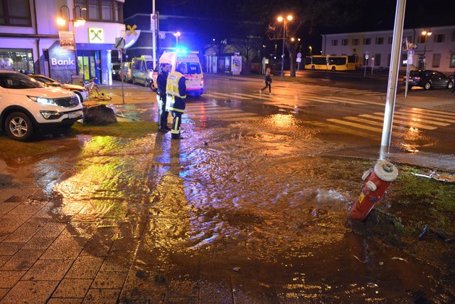 Das Fahrzeug krachte im Bereich des Bahnhofsplatzes gegen einen Hydranten. | Foto: ZOOM.TIROL