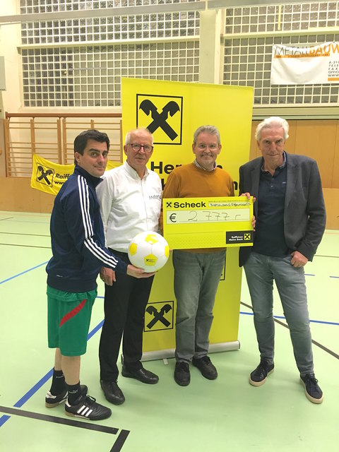 Behindertenhilfe Direktor Johannes Hofer (2.v.re) bei der Scheckübergabe mit Bürgermeister Christian Gepp, Franz Stiller und Raiffeisen-Direktor Andreas Korda. | Foto: privat