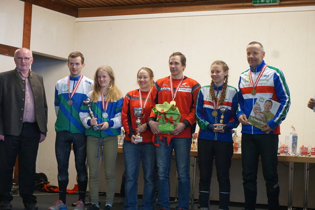 Die Top 3-Team bei der ÖM Mixed-Staffel: Erik und Anna Simkovics (OLC Wienerwald/Zweite), Sonja Zinkl, Stephan Varga (LZ OMAHA/Sieger), Anna Lueger und Hannes Pacher (SU Schöckl/Dritte) | Foto: LZ Omaha