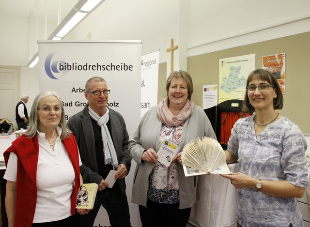 Der Verein bibliodrehscheibe mit Obfrau Helga Wandl (re) präsentierte seine vielfältigen Aktivitäten. | Foto: Kernland