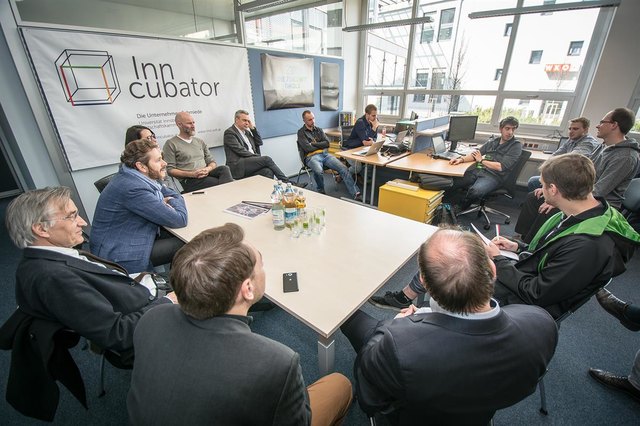 Die InnCubatoren im Gespräch mit Staatssekretär Harald Mahrer, Tilman Märk (Rektor Unisversität Innsbruck), WK-Vizepräsidentin Barbara M. Thaler, Prof. Johann Füller (Lehrstuhl Innovation und Entrepreneurship) und Wolfgang Sparer (GF WIFI Tirol). | Foto: WKT